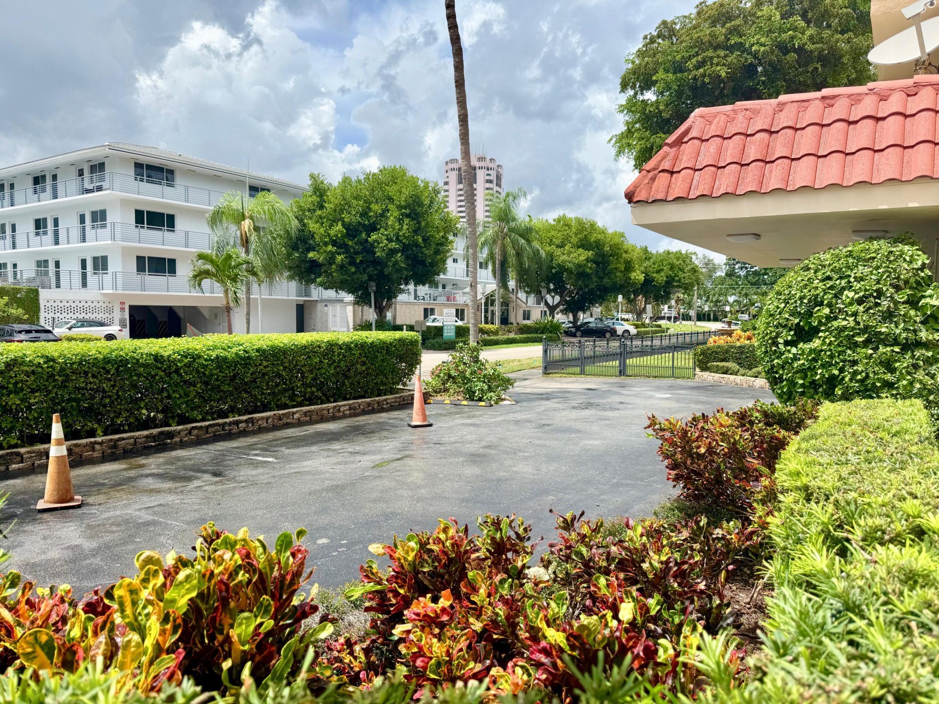 1000 Spanish River Road, Unit 1B, Boca Raton, FL 33432 Photo