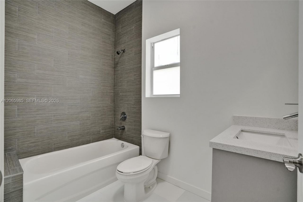 1567 NW 1st St , Unit 14, Miami, FL 33125 Photo