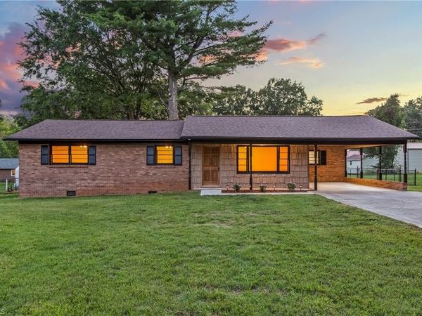 117 Hinshaw Avenue, Yadkinville, NC 27055