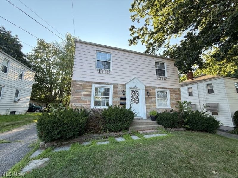 2042 13th Street SW, Unit 2, Cuyahoga Falls, OH 44223 Photo 2