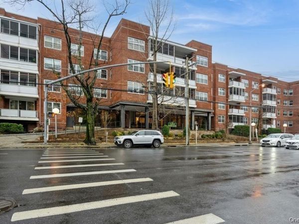 1 Kensington Gate , Unit 211, Great Neck, NY 11021
