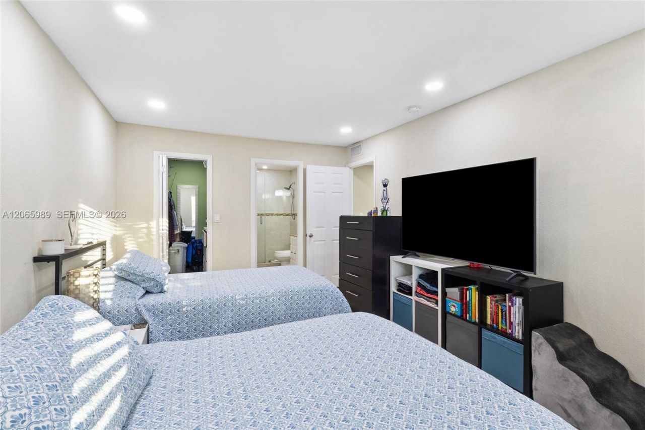 5665 W 20th Ave , Unit 212, Hialeah, FL 33012 Photo