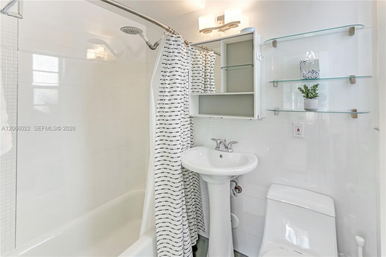 3900 N Meridian Ave , Unit 4, Miami Beach, FL 33140 Photo