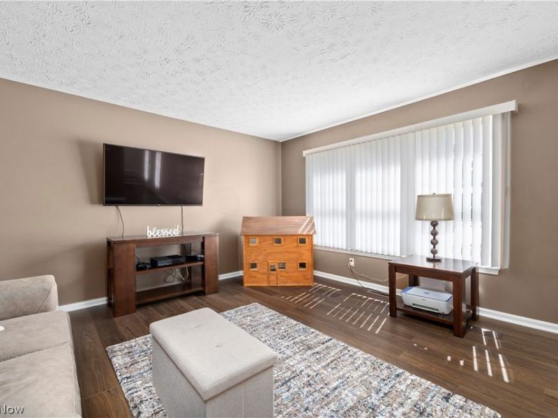 732 Oakdale Circle, Elyria, OH 44035 Photo 4