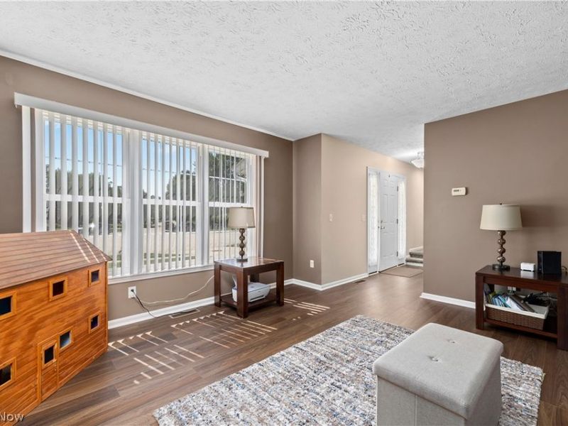 732 Oakdale Circle, Elyria, OH 44035 Photo 5