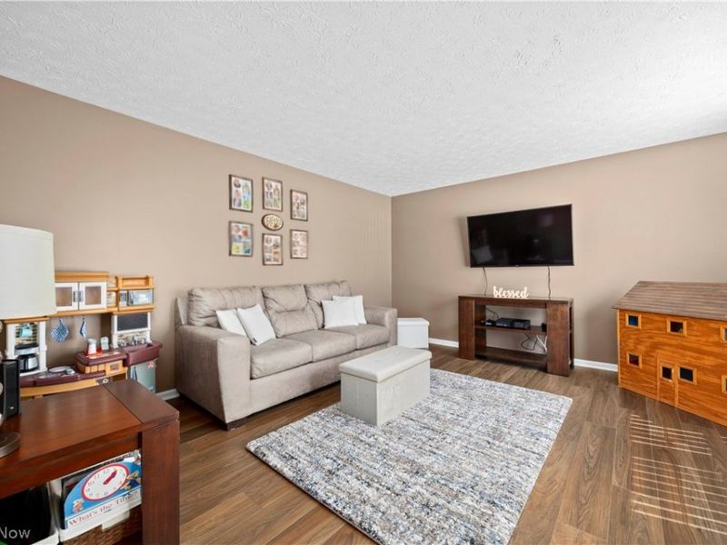 732 Oakdale Circle, Elyria, OH 44035 Photo 6