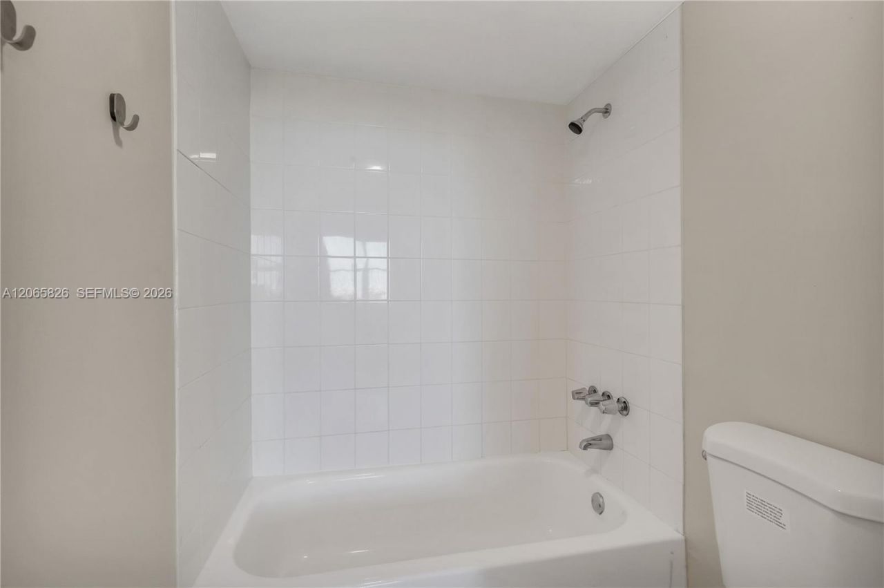 1300 NE Miami Gardens Dr , Unit 714E, Miami, FL 33179 Photo