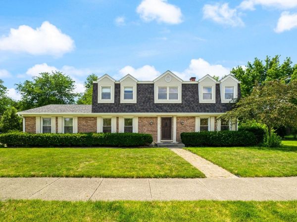 2218 N Williamsburg Street , Arlington Heights, IL 60004