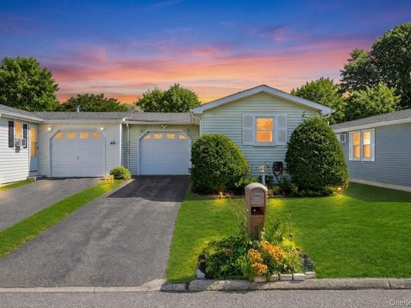 28 Greenwood Boulevard, Manorville, NY 11949