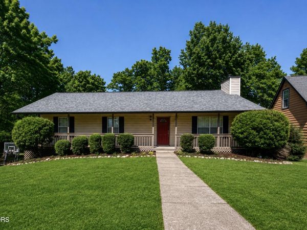 1532 N. Courtney Oak Lane, Knoxville, TN 37938