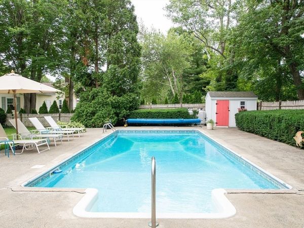 12 Brook Dr, Fairhaven, MA 02719
