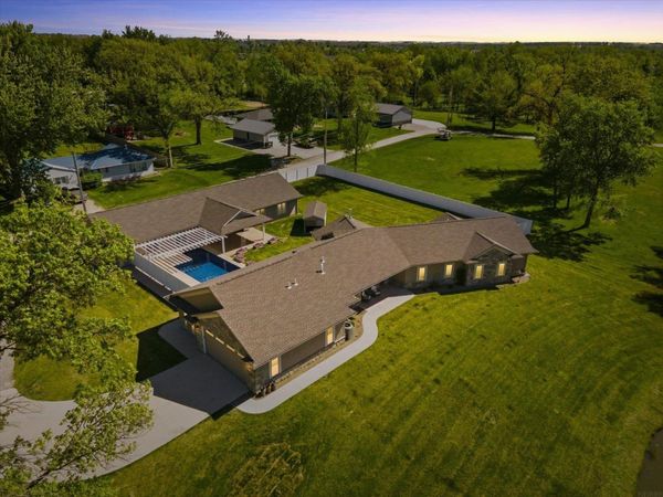 4039 10th St , Marion, IA 52302