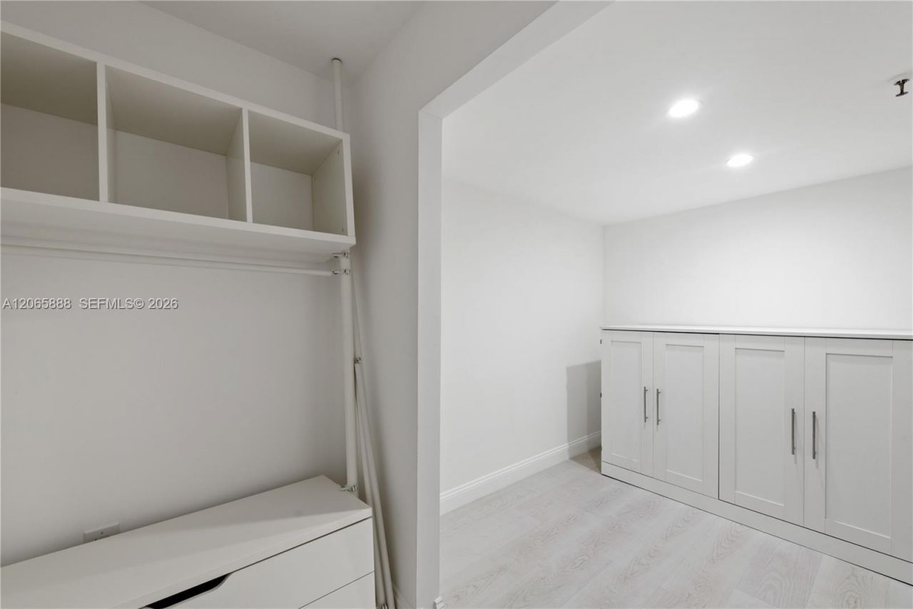 1621 Collins Ave , Unit 908, Miami Beach, FL 33139 Photo