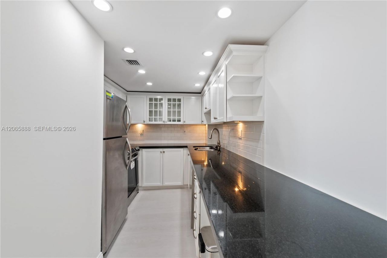 1621 Collins Ave , Unit 908, Miami Beach, FL 33139 Photo