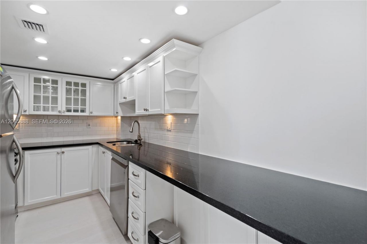 1621 Collins Ave , Unit 908, Miami Beach, FL 33139 Photo