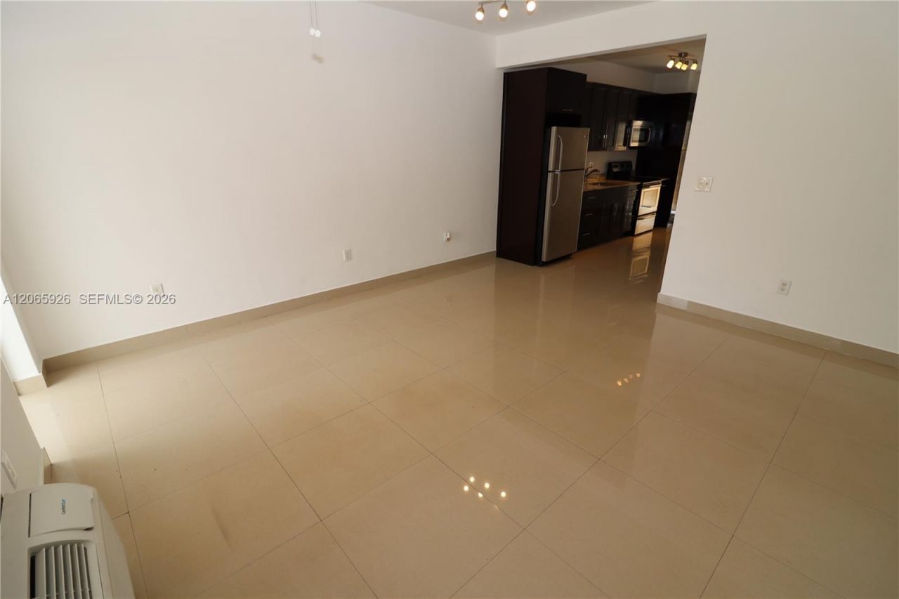 540 74th St, Unit 15, Miami Beach, FL 33141 Photo