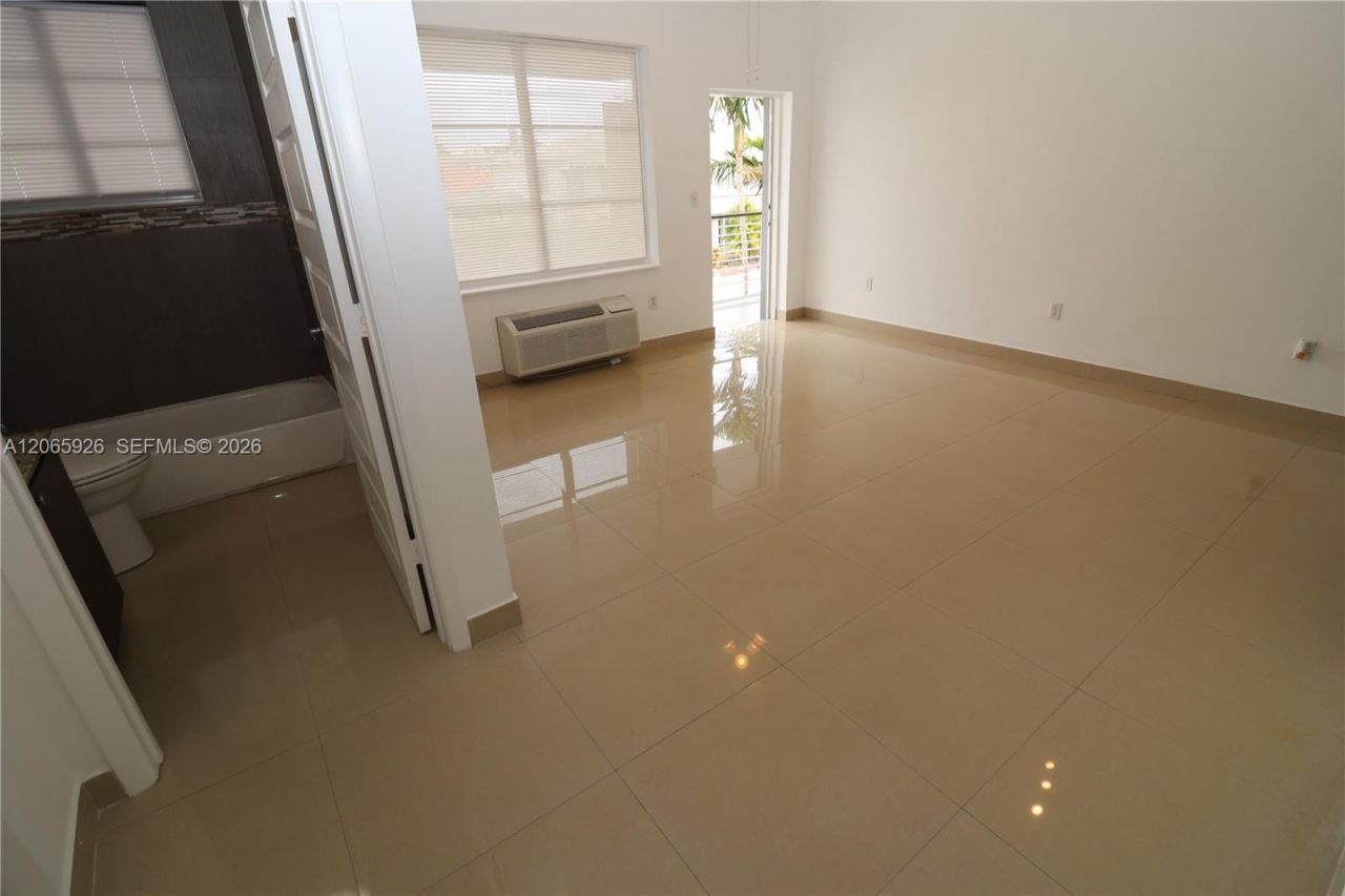 540 74th St, Unit 15, Miami Beach, FL 33141 Photo