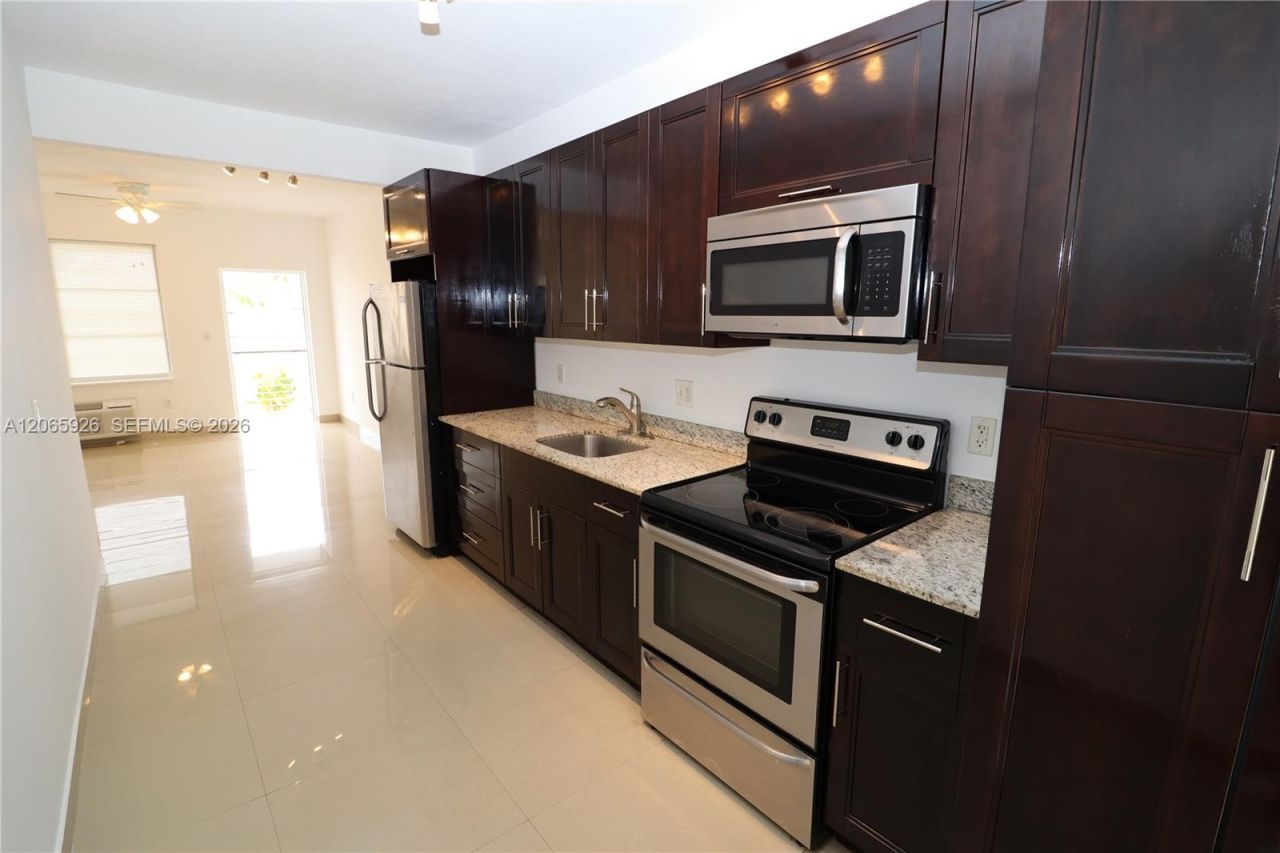 540 74th St, Unit 15, Miami Beach, FL 33141 Photo