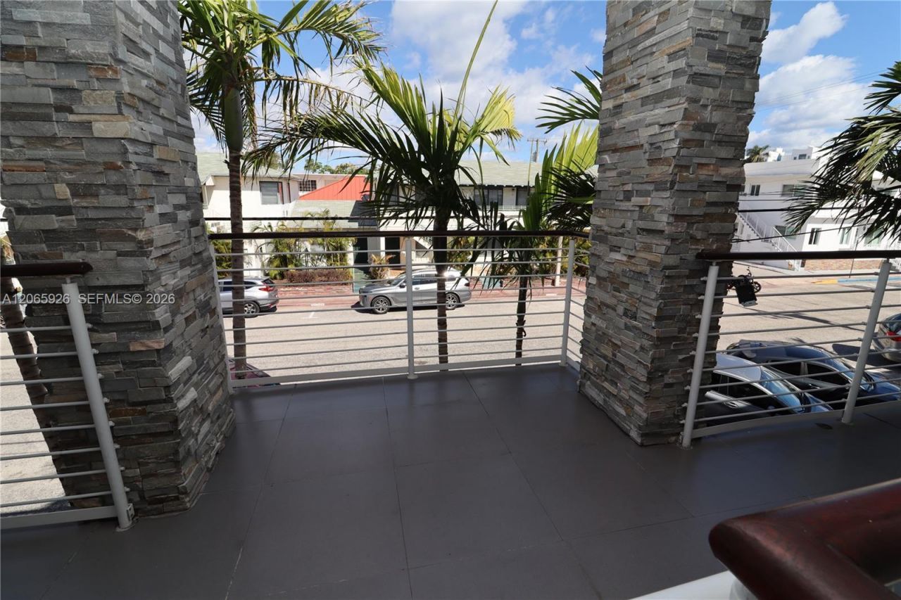540 74th St, Unit 15, Miami Beach, FL 33141 Photo