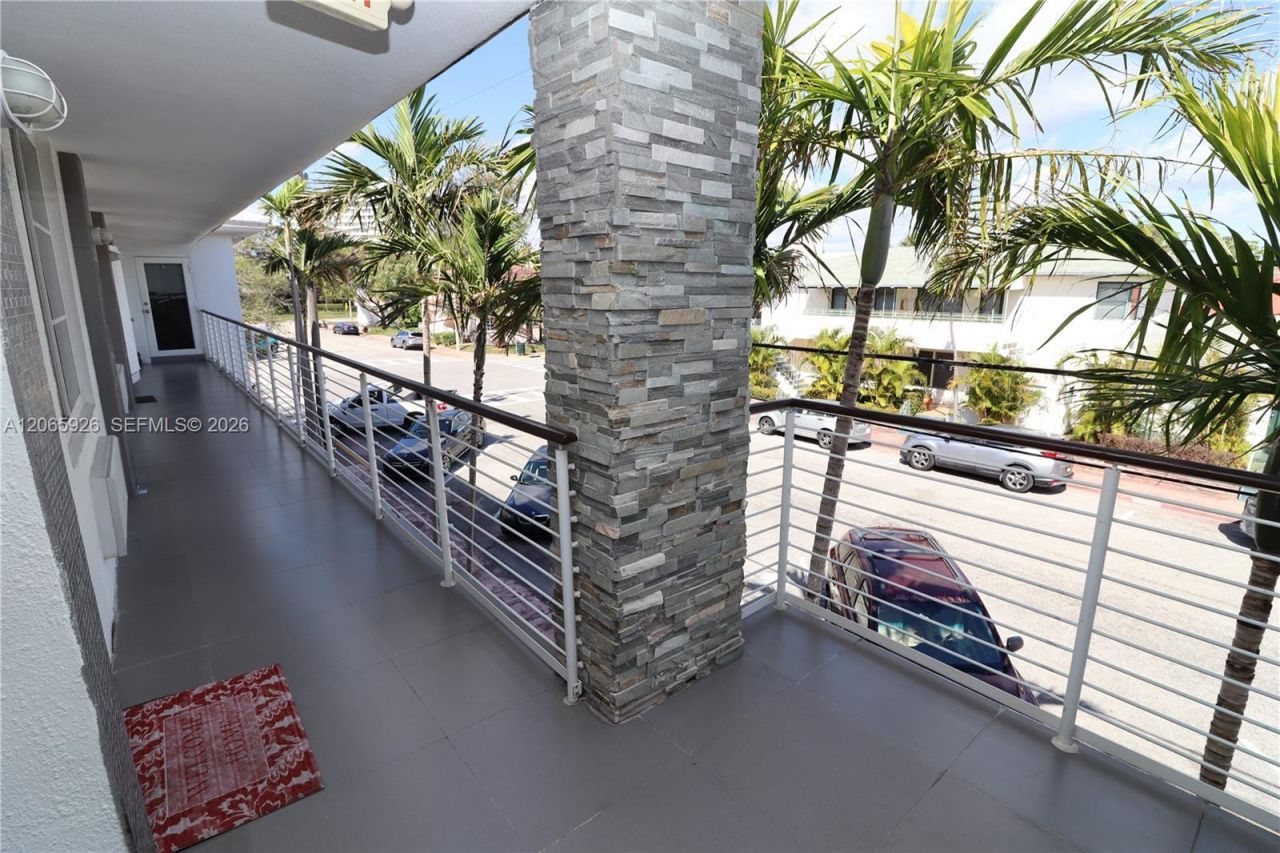 540 74th St, Unit 15, Miami Beach, FL 33141 Photo