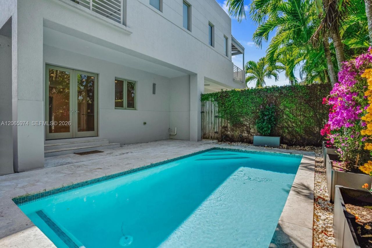 3072 Carter St, Miami, FL 33133 Photo
