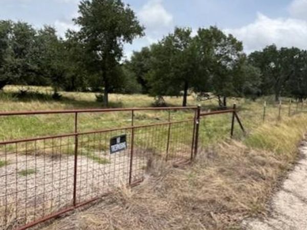 2 Pecan 2 RD, Florence, TX 76527