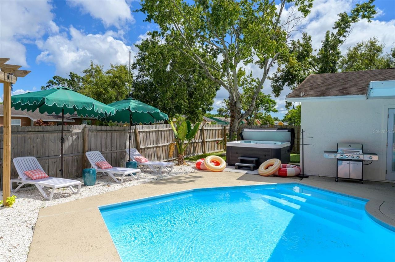 7957 Cottonwoode Drive, Largo, FL 33773 Photo