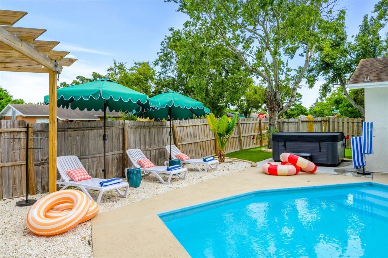 7957 Cottonwoode Drive, Largo, FL 33773 Photo