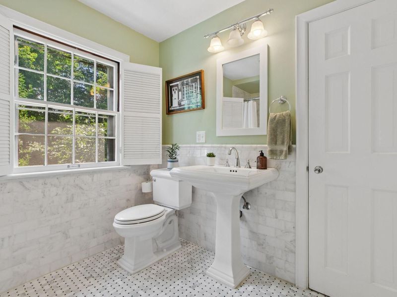 160 W Royal Forest Boulevard, Columbus, OH 43214 Photo 29