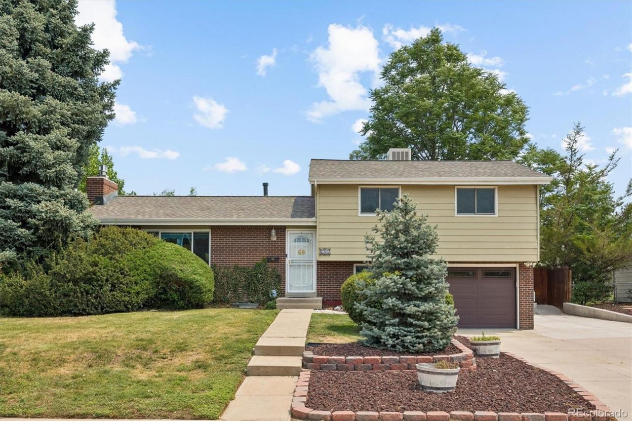 686 Elkhart Street, Aurora, CO 80011 Main Photo
