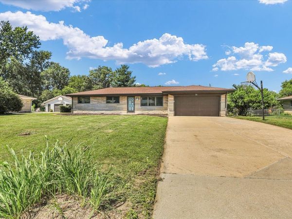 24 Lake Knolls Drive, Chatham, IL 62629