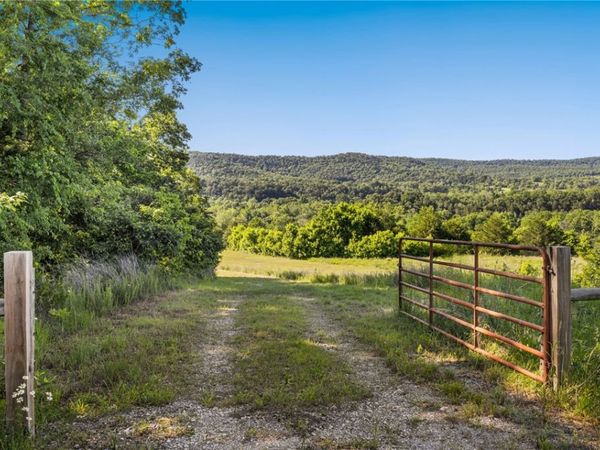 Hwy 221 , Eureka Springs, AR 72632