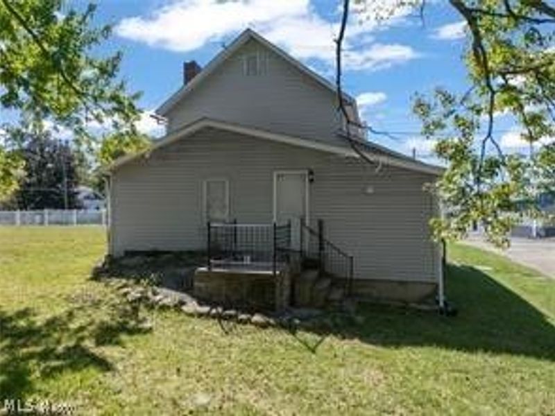 223 E Maple Street, Hartville, OH 44632 Photo 3
