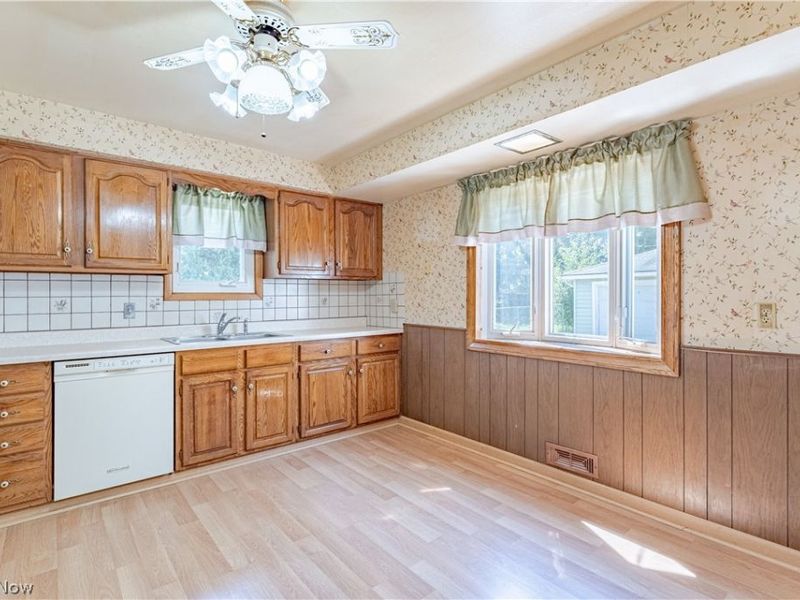 10985 Kader Drive, Parma, OH 44130 Photo 8