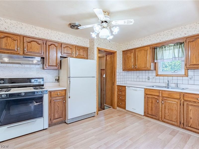 10985 Kader Drive, Parma, OH 44130 Photo 9