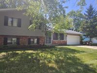990 Camelot Drive, Crystal Lake, IL 60014 primary photo
