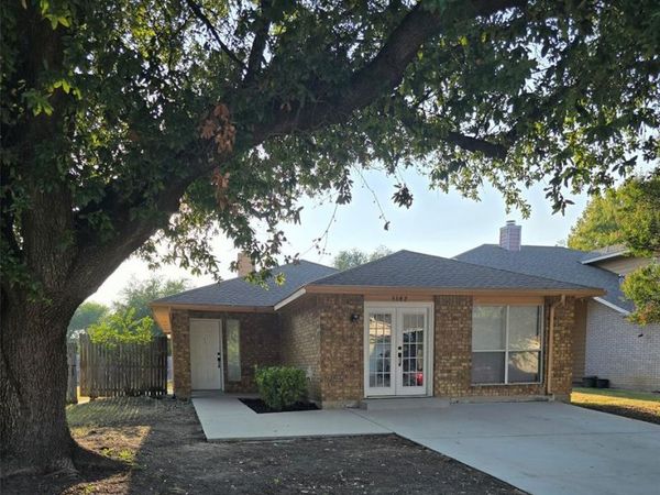 3182 Cross Creek Circle , Grand Prairie, TX 75052