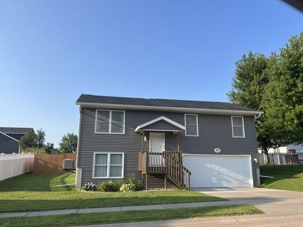 25 W Village Circle , Davenport, IA 52806
