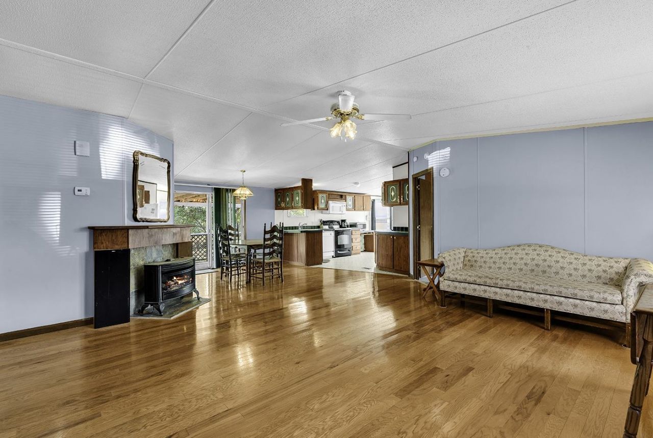 606 Daniella Dr. Photo 3