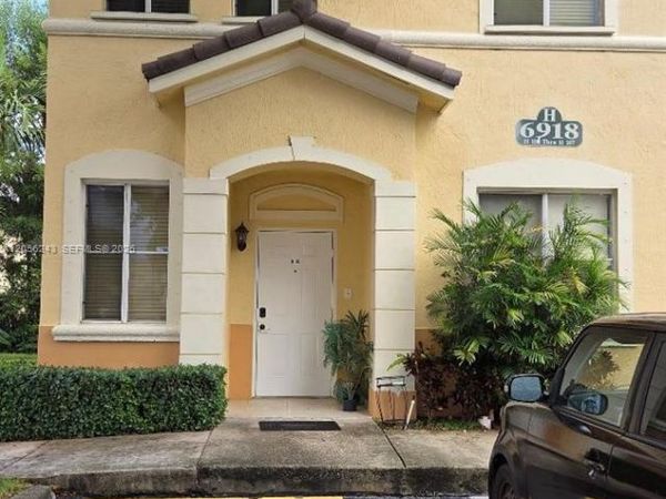 6918 NW 177th St, Unit H100, Hialeah, FL 33015