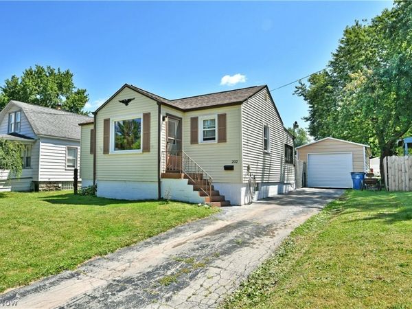 202 Elm Street , Struthers, OH 44471