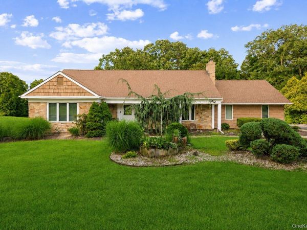 24 Thorngrove Lane , Dix Hills, NY 11746