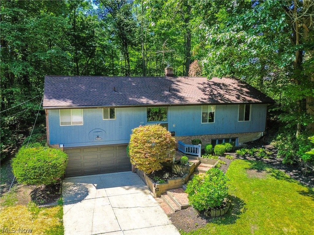 1512 Tiffany Circle, Akron, OH 44313 Main Photo