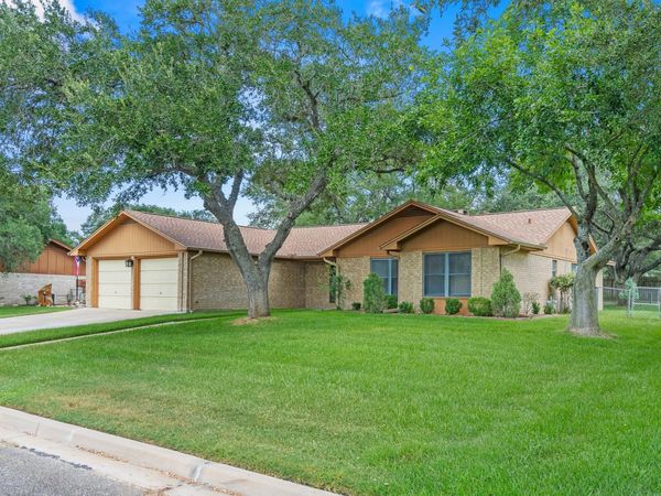 108 Meadow Creek DR, Schulenburg, TX 78956