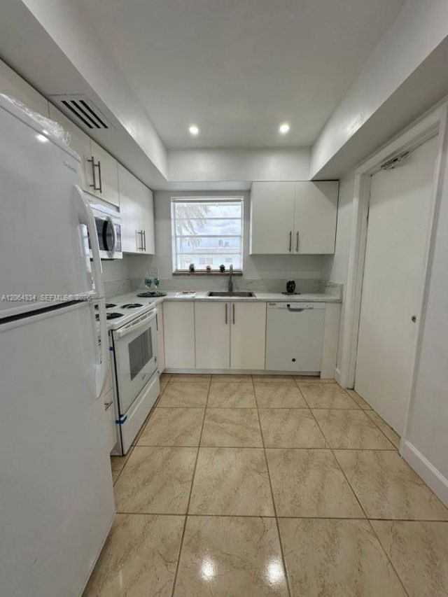 7610 SW 82nd St , Unit J208, Miami, FL 33143 Photo