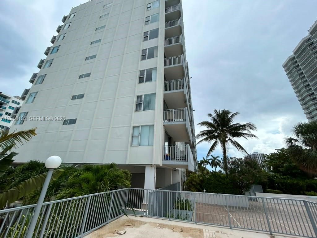 7545 E Treasure Dr, Unit 1B, North Bay Village, FL 33141 Photo