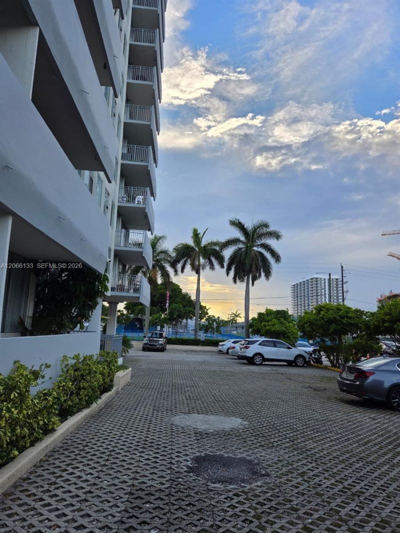 7545 E Treasure Dr, Unit 1B, North Bay Village, FL 33141 Photo