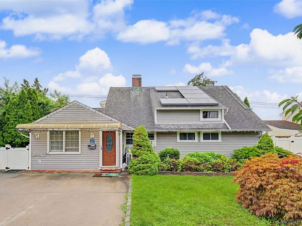210 Spindle Road , Hicksville, NY 11801