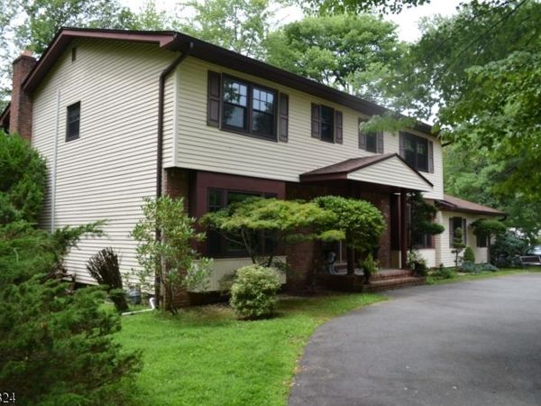 1 Glenbrook Ct, Hanover, NJ 07981