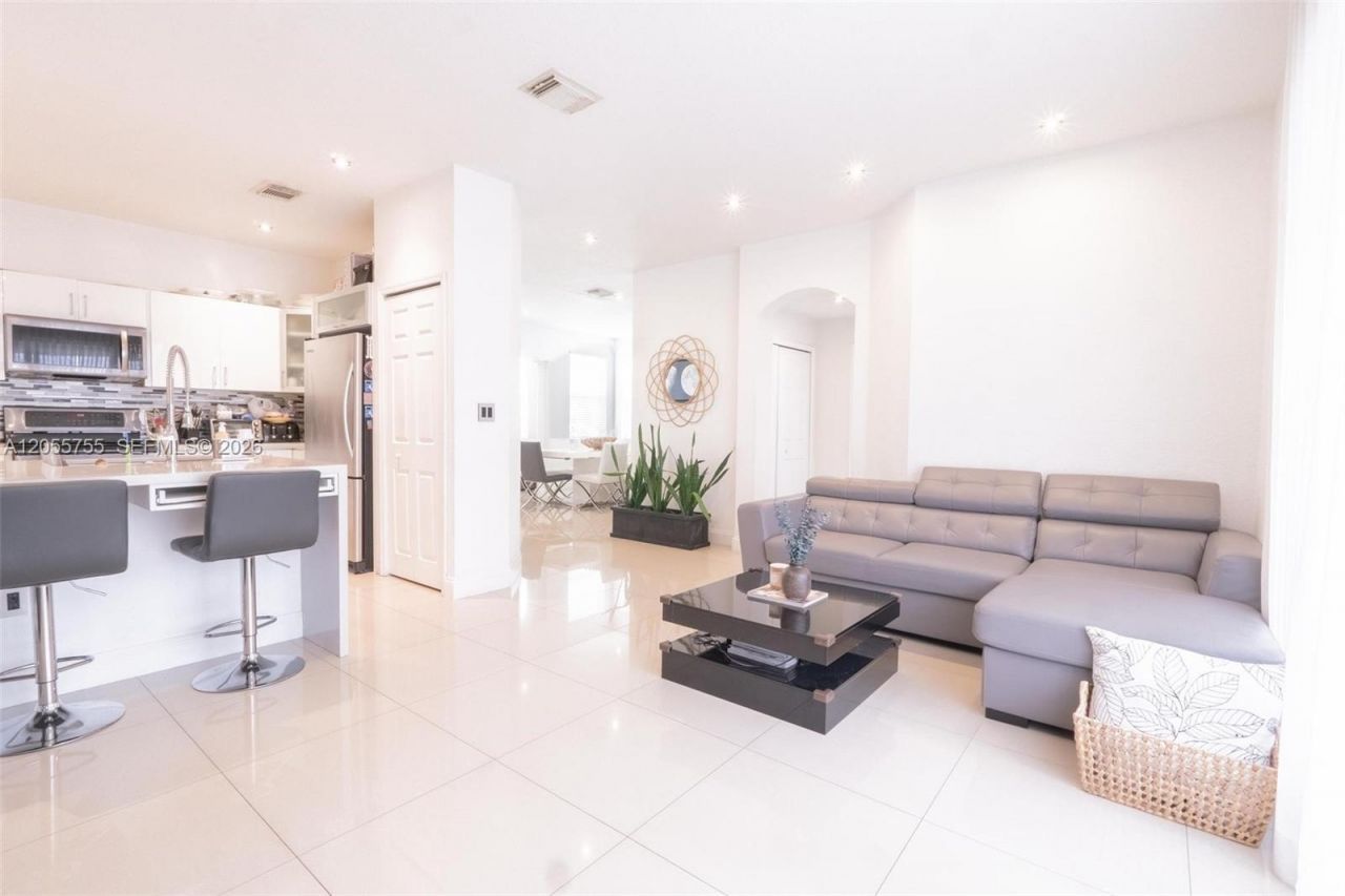 8526 NW 108th Ave, Unit 8526, Doral, FL 33178 Photo